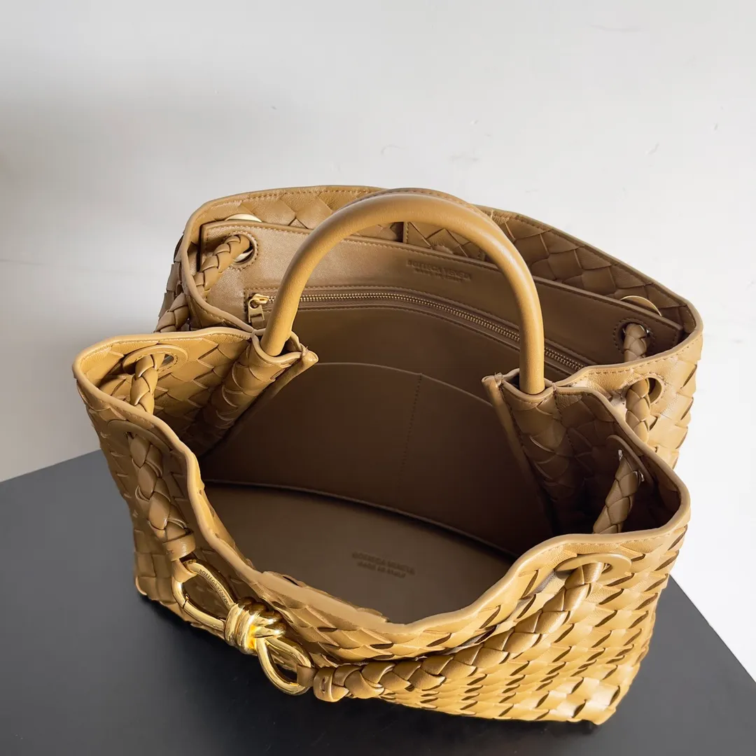 The 2023 new Andiamo batch of 2260 BV has been shipped‼ ️Really popular🔥The new Andiamo woven handbag launched by Bottega Veneta this season is really popular all over the world! ! Celebrities at home and abroad have worn it, and Oscar-winning actress Michelle Yeoh has taken it out on the street. Song Jia, Trai Yara, Yu Feihong, Sanji Ayaka, Rosie Hunting-Whiteley, Yoshioka Riho, etc. have all picked up this bag. It is classic and versatile, showing off its temperament, and the bag capacity is also large, which is very convenient for daily commuting! ! A variety of carrying methods, the shoulder straps can be adjusted by yourself, the original lambskin feels soft and delicate, and the unisex style breaks the gender boundaries and brings a more practical and long-lasting use experience. Andiamo, which has both elegant and casual styles, perfectly interprets the true appearance of "fashionable old money style". Style number: 743572 Size: 32*24*12